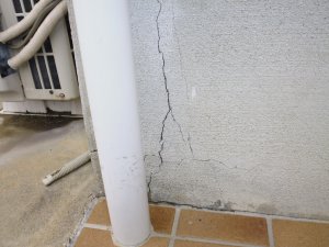 壁のひび割れ例